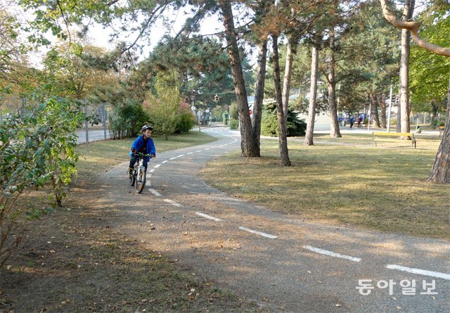 오스트리아 빈의 프라터 공원에 마련된 ‘교통 유치원’에서 10월 19일(현지 시간) 한 어린이가 도로에서 안전하게 자전거 타는 법을 배우고 있다. 이곳처럼 유럽 여러 국가에는 실제 도로와 비슷한 환경에서 어린이가 교통안전 규칙을 배울 수 있는 교육시설이 마련돼 있다. 빈=최지선 기자 aurinko@donga.com