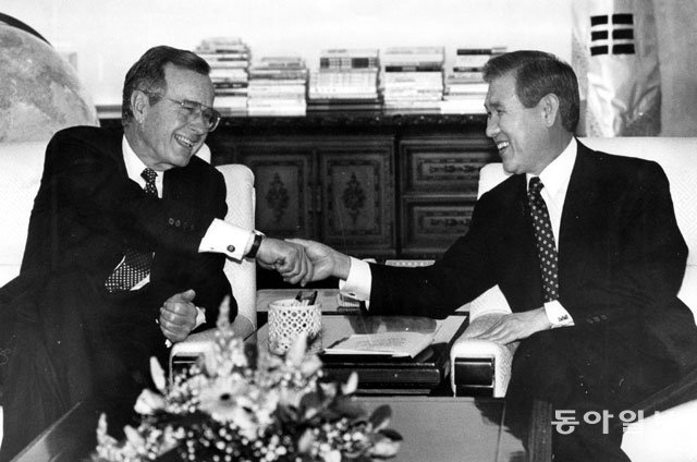 1992년 한국 찾아 정상회담 1992년 1월 한국을 국빈 방문한 조지 부시 미국 대통령(왼쪽)이 청와대에서 노태우 대통령을 만나 악수하고 있다. 동아일보DB