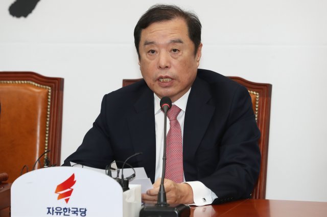 김병준 자유한국당 비상대책위원장이 3일 오전 서울 여의도 국회에서 열린 비상대책위원회 회의에서 모두발언을 하고 있다. 2018.12.3/뉴스1 © News1