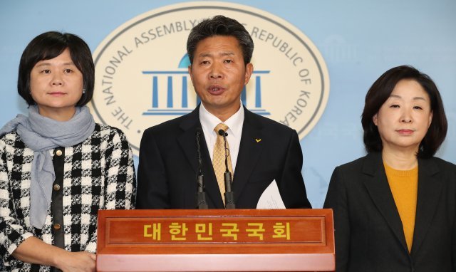 여영국 정의당 창원성산 보궐선거후보자(가운데)가 3일 오전 서울 여의도 국회 정론관에서 기자회견을 갖고 출마선언을 하고 있다. 2018.12.3/뉴스1 © News1