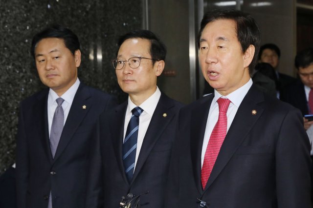 김성태 자유한국당 원내대표가 3일 오전 서울 여의도 국회에서 열린 내년도 예산안 합의 관련 국회의장 및 여야3당 원내대표 회동을 마치고 취재진의 질문에 답하고 있다. 왼쪽부터 김관영 바른미래당 원내대표, 홍영표 더불어민주당 원내대표, 김성태 자유한국당 원내대표. 2018.12.3/뉴스1 © News1