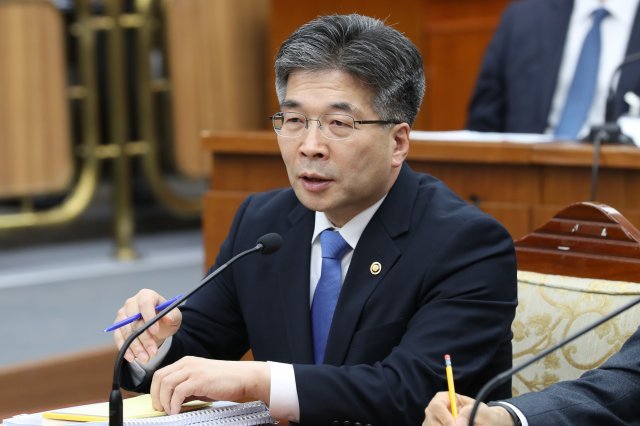민갑룡 경찰청장이 23일 오후 서울 여의도 국회에서 열린 사법개혁특별위원회 전체회의에서 의원들의 질의에 답하고 있다. 2018.11.23/뉴스1 © News1