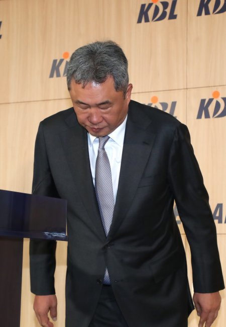 프로농구 전주 KCC의 수석코치로 선임된 전창진 前 감독이 3일 서울 강남구 KBL센터에서 열린 재정위원회에 소명을 한 뒤 공식석상에서 입장 발표 후 인사를 하고 있다. 2018.12.3/뉴스1 © News1