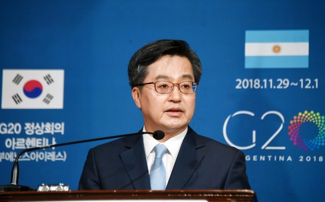 G20 정상회의 참석차 아르헨티나 부에노스아이레스 방문중인 김동연 부총리 겸 기획재정부 장관이 12월 1일(현지시간) 알베아르 아트 호텔에 마련된 한국 프레스센터를 찾아 G20 정상회의 관련 종합브리핑을 하고 있다. (기획재정부 제공) 2018.12.2/뉴스1