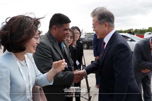 문재인 대통령이 1일(현지시간) 부에노스아이레스 에세이사 국제공항에서 뉴질랜드로 향하는 공군 1호기에 탑승하기 전 환송인사들과 악수하고 있다. (청와대 페이스북 )2018.12.2/뉴스1
