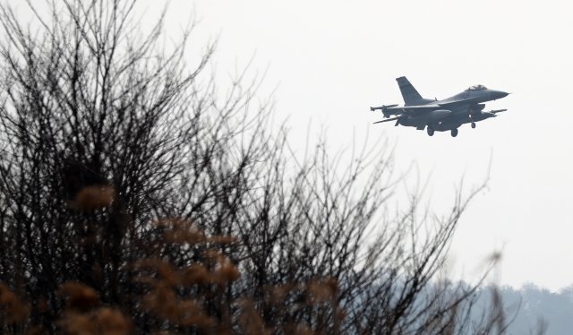 한미연합훈련 이틀째인 2일 오전 경기도 평택시 오산공군기지에서 F-16 전투기가 임무 수행을 하고 있다.  2018.4.2/뉴스1 © News1