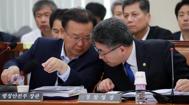 김부겸 행정안전부 장관(왼쪽)과 민갑룡 경찰청장.  2018.8.21/뉴스1 © News1
