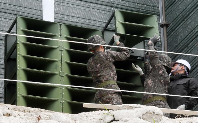 서부전선 백마부대 소초 장병들이 지난5월 경기도 파주시 민간인 통제구역내 설치되어 있는 고정형 대북 확성기를 철거했다.2018.5.1/뉴스1 © News1 사진공동취재단