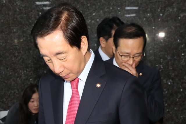 김성태 자유한국당 원내대표와 홍영표 더불어민주당 원내대표가 3일 오전 서울 여의도 국회에서 열린 내년도 예산안 합의 관련 국회의장 및 여야3당 원내대표 회동을 마치고 의장실을 나서고 있다. 2018.12.3/뉴스1 © News1