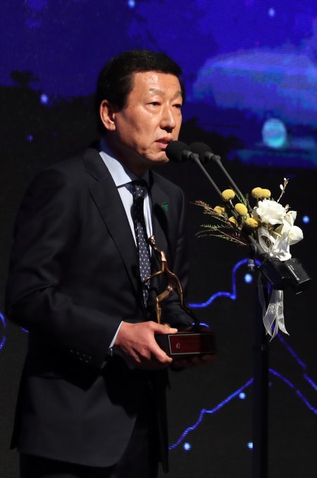 최강희 전북 현대 감독이 3일 오후 서울 서대문구 그랜드 힐튼 서울에서 열린 ‘2018 프로축구 KEB하나은행 K리그 대상 시상식’에서 K리그1 감독상을 수상한 후 소감을 밝히고 있다. 2018.12.3/뉴스1 © News1