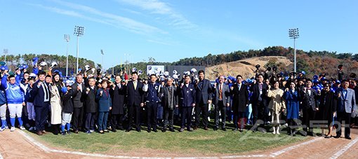 2018 기장국제야구대축제(11월 19일~12월 2일)는 현장을 찾은 팬들에게 ‘보는 야구’를 넘어 ‘체험하는 야구’를 제공했다. 지난 달 19일 기장현대차드림볼파크 내 메인구장에서 열린 기장국제야구대축제 개막식에서 오규석 군수, 공식홍보대사 이대호 등 참가자들이 기념 촬영을 하고 있다. 기장｜김민성 기자 marineboy@donga.com