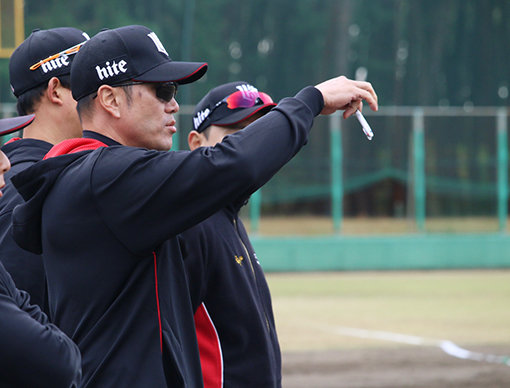 박승민 KT 위즈 투수코치(앞)는 선수 은퇴 직후부터 야구 공부에 매진했다. “차원이 다른 코치가 될 것”이라는 주위의 조언을 받아들인 것이다. 박 코치의 이러한 공부는 넥센 히어로즈 투수코치 시절 성과를 냈다. 2019년부터는 KT를 투수왕국으로 만들고 싶다는 박 코치다. 사진은 지난달 끝난 미야자키 마무리 캠프 때 투수들을 지도하고 있는 박 코치. 사진제공｜KT 위즈