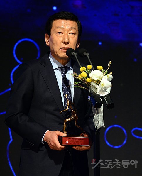 3일 서울 홍은동 그랜드힐튼호텔에서 ‘KEB하나은행 K리그 대상 2018’ 시상식이 열렸다. K리그 1 감독상을 수상한 전북 최강희 감독이 소감을 밝히고 있다. 김민성 기자 marineboy@donga.com