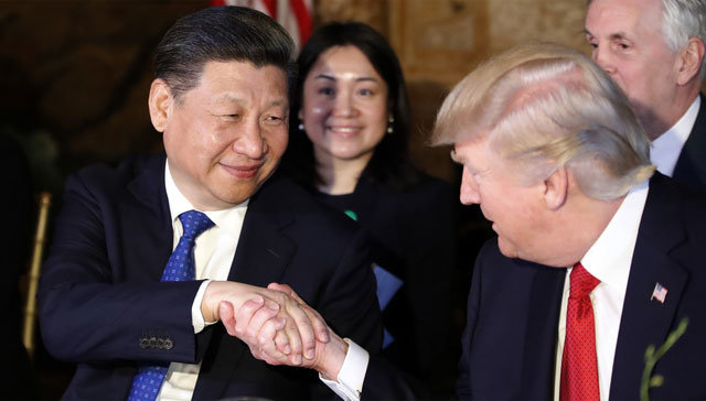 도널드 트럼프 미국 대통령(오른쪽)과 시진핑 중국 국가주석은 최근 폐막한 주요 20개국(G20) 정상회의에서 양국 간 무역전쟁을 90일간 중단하기로 했다. 마러라고=AP 뉴시스
