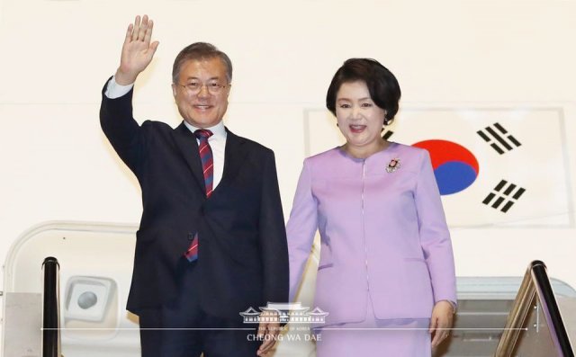 문재인 대통령과 부인 김정숙 여사가 2일 오클랜드 국제공항에 도착해 손을 흔들며 인사하고 있다. (청와대 페이스북) 2018.12.2/뉴스1