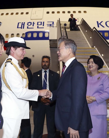 뉴질랜드를 국빈 방문한 문재인 대통령이 2일(현지시각) 오후 뉴질랜드 오클랜드 국제공항에 도착해 엠마 그랜트 해군 중령(총독 대리)과 악수하고 있다. 2018.12.3/뉴스1