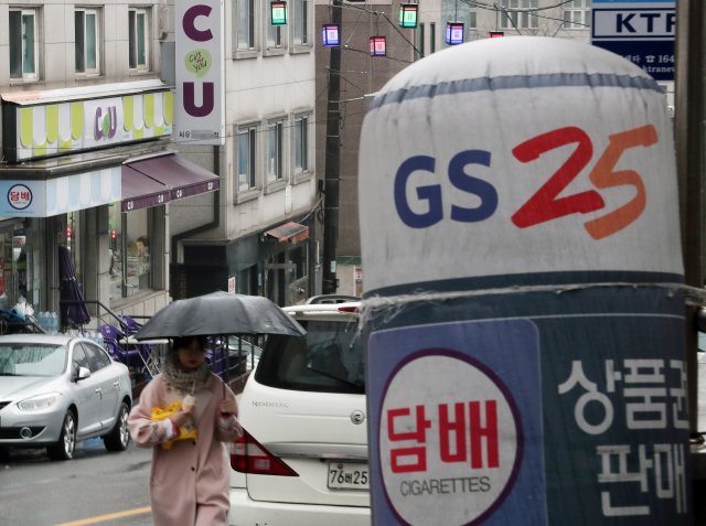 편의점 출점을 제한하는 업계의 자율규약이 18년 만에 부활한다.  서울 서대문구의 한 거리에 편의점이 줄지어 있다. © News1