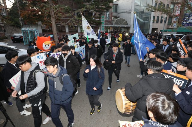 2019학년도 대학수학능력시험일인 지난달  15일 오전 서울 종로구 경복고등학교 시험장 앞에서 수험생들이 후배들이 응원을 받으며 입장하고 있다. © News1 DB