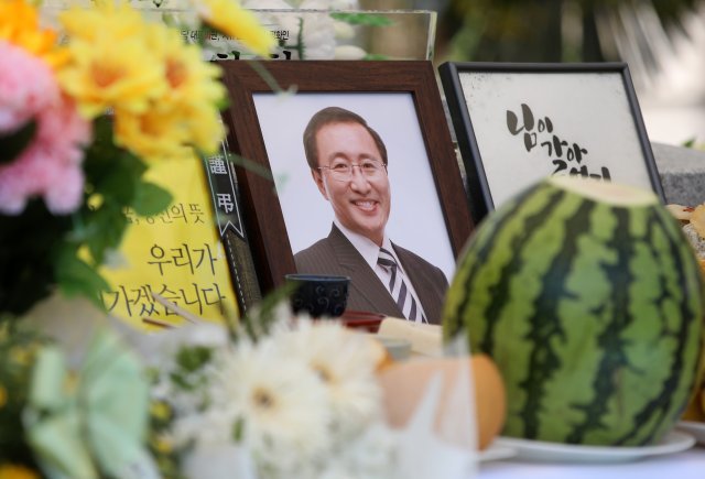 경기도 남양주시 마석 모란공원에서 열린 고(故) 노회찬 국회의원 49재에 고인의 영정이 놓여있다. 2018.9.9/뉴스1 © News1