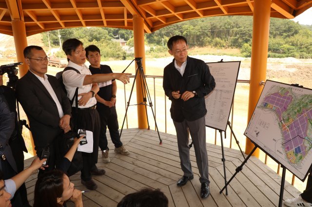 현대자동차 관계자가 4일 오전 전남 함평군 월야면 외치리 빛그린산업단지 1-1공구 현장에서 김인구 LH 빛그린사업단장에게 공장 부지에 대해 묻고 있다. 현대차 그룹은 지난달 31일 광주시가 조성을 추진하고 있는 빛그린산단 내 자동차 생산 합작법인에 투자의향서를 제출했고, 이날 현장실사단 9명을 빛그린산단에 파견했다.2018.6.4/뉴스1 © News1