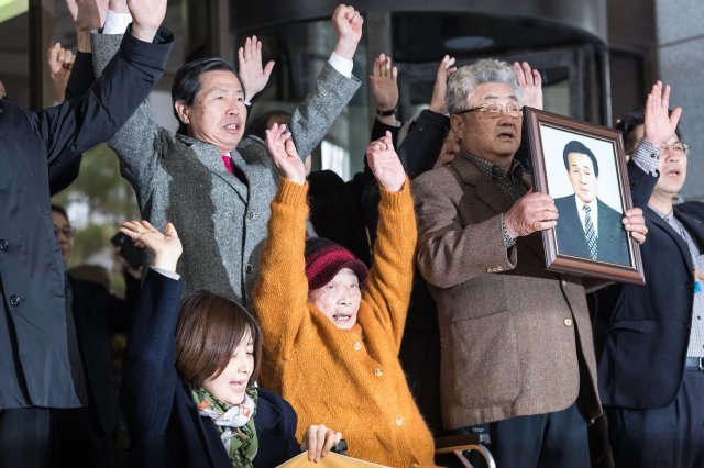 김성주 일제강제징용 근로정신대 피해 할머니를 비롯한 강제징용 피해자 유가족들이 29일 서울 서초구 대법원에서 열리는 강제징용 및 근로정신대 피해 일본 미쓰비시중공업 상대 손해배상청구 소송 선고 공판 후 만세를 외치고 있다. 2018.11.29/뉴스1 © News1