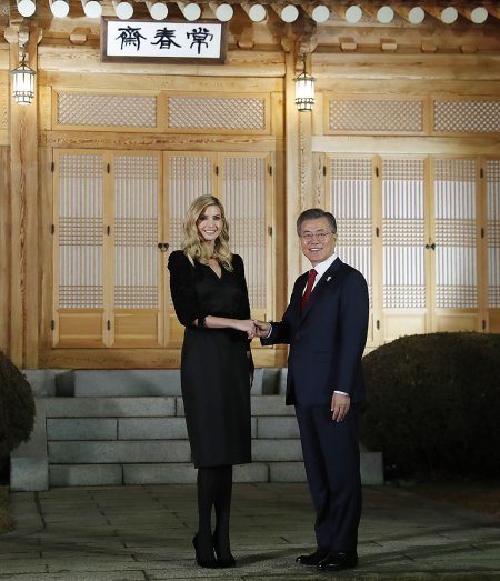 문재인 대통령과 이방카 트럼프 미국 백악관 보좌관이 23일 오후 서울 청와대 상춘재에서 만나 악수를 나누고 있다. (청와대 제공) 2018.2.23/뉴스1 © News1