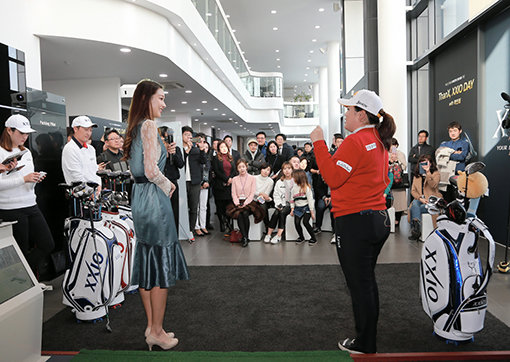 박인비(오른쪽)가 4일 경기도 고양시 메르세데스 벤츠 일산전시장에서 열린 젝시오 팬미팅 행사에 참석해 참가자들에게 원포인트 레슨을 하고 있다. 사진제공｜던롭스포츠코리아
