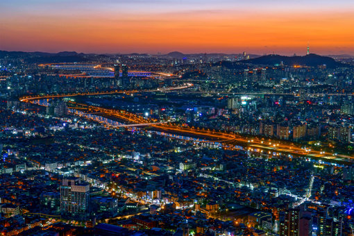 이웃한 아차산과 함께 야경 명소인 용마산 정상에서 내려다 본 서울의 낙조. 사진제공｜서울관광재단