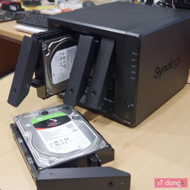 시놀로지 DS918+는 최대 4대의 드라이브를 지원한다(출처=IT동아)