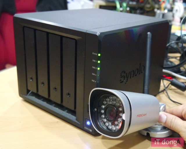 시놀로지 DS918+와 포스캠 FI9900P(출처=IT동아)