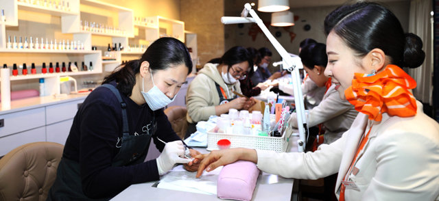 서울 김포국제공항에서 애경그룹의 계열사인 제주항공이 운영하고 있는 장애인 고용 네일숍 모습. 애경그룹은 동아일보와 채널A가 주최한 ‘2018 리스타트 일자리 대상’에서 사회공헌 부문 대상을 받았다. 애경그룹 제공