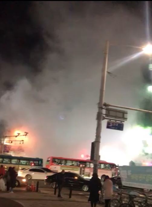 한국지역난방공사 고양지사 지하 배관 파열로 온수가 도로 위에 치솟아 올랐다. © News1