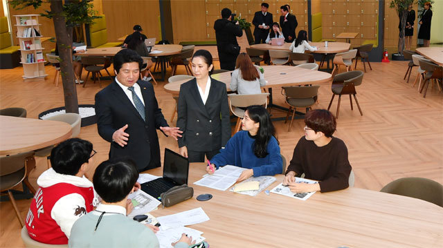 4일 건국대 상허기념도서관에 문을 연 개방형 학습 공간인 ‘K큐브’에서 건국대 유자은 이사장(오른쪽에서 세 번째)과 민상기 총장이 첨단 멀티미디어 활용 학습 방안 등에 대해 이야기하고 있다. 건국대 제공