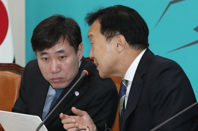 손학규 바른미래당 대표와 하태경 최고위원이 5일 서울 여의도 국회에서 열린 최고위원회의에서 대화를 하고 있다. 2018.12.5/뉴스1 © News1