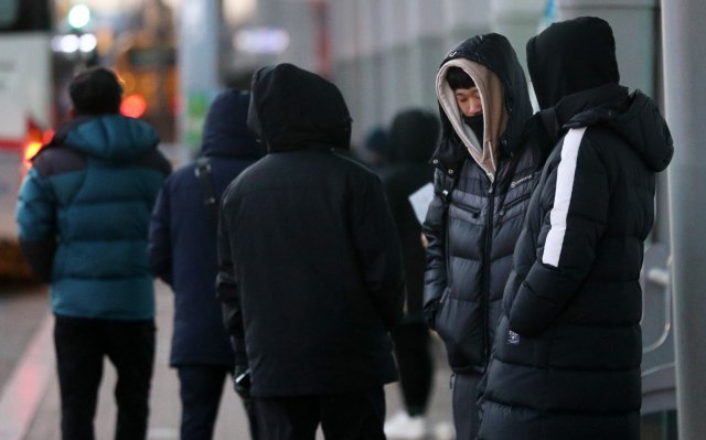 전국 곳곳에 한파주의보가 내려진 5일 오전 경기도 수원시 팔달구 수원역 인근에서 두꺼운 겨울옷을 챙겨 입은 시민들이 출근길에 오르고 있다. © News1