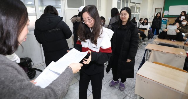 2019학년도 대학수학능력시험 성적표가 배부된 5일 오전 대전 서구 둔산여자고등학교에서 학생들이 성적표를 받고 있다. 2018.12.5/뉴스1 © News1