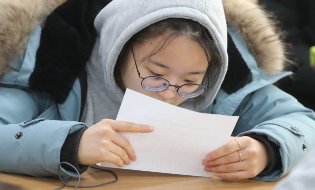 2019학년도 대학수학능력시험 성적표가 배부된 5일 오전 대전 서구 둔산여자고등학교에서 한 학생이 성적표를 확인하고 있다. 2018.12.5/뉴스1 © News1