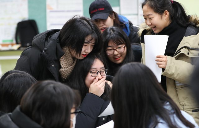 2019학년도 대학수학능력시험 성적표가 배부된 5일 오전 서울 서초고등학교에서 학생들이 성적을 확인하고 있다. © News1