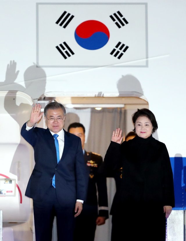 G20 정상회의 참석차 5박8일간 체코와 아르헨티나, 뉴질랜드 순방을 마친 문재인 대통령과 김정숙 여사가 4일 밤 경기도 성남 서울공항을 통해 귀국하고 있다. 2018.12.4/뉴스1 © News1