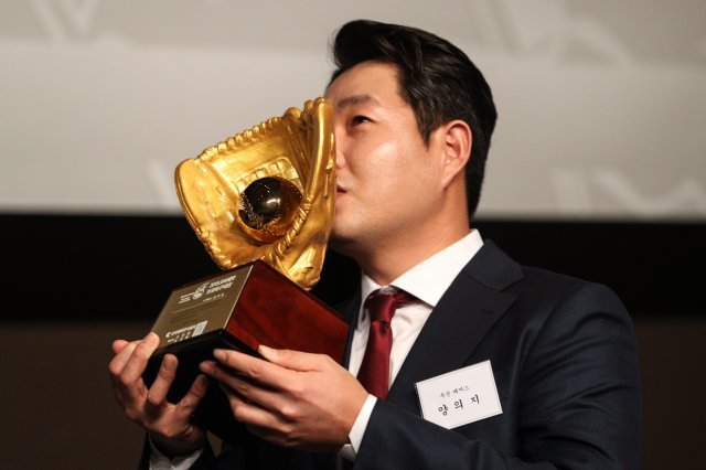 두산 베어스 양의지가 4일 서울 중구 플라자호텔에서 열린 2018 조아제약 프로야구대상 시상식에서 대상을 수상한 뒤 트로피에 입맞춤을 하고 있다. 2018.12.4/뉴스1 © News1