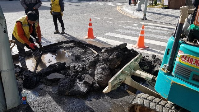 5일 오전 9시쯤 부산 해운대구 중동 호텔 옆 횡단보도에서 온천수 관로가 부서져 56도에 달하는 온천수가 뿜어져 나왔다. 관할 구청과 상수도사업본부 관계자들이 굴착기로 해당 관로 교체작업을 진행하고 있다.(부산지방경찰청 제공)© News1