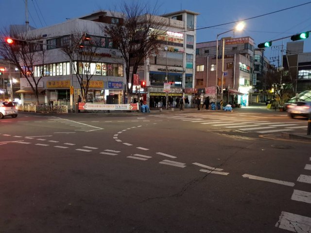 새벽 인력시장에서 일을 구하지 못한 근로자들이 떠난 후 서울 구로구 남구로역 사거리. © News1
