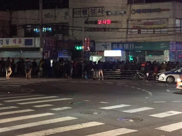 남구로역 인력시장에서 중국인 노동자들이 일거리를 얻으려고 기다리고 있다. © News1
