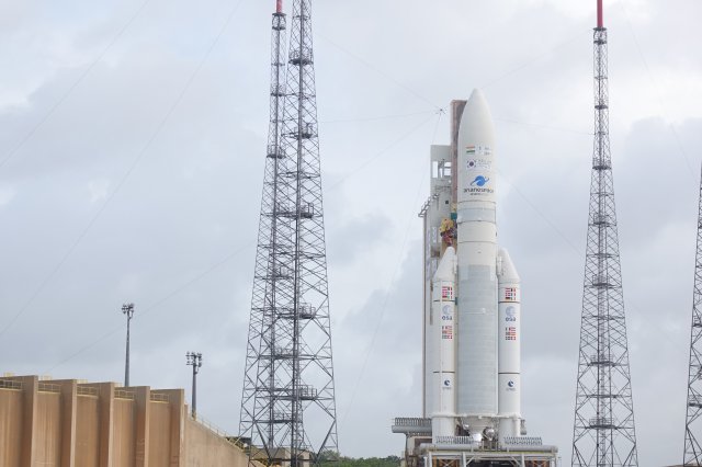 4일 오전(한국시간) 남미 프랑스령 기아나 우주센터에 천리안 2A호를 탑재한 아리안-5 ECA 발사체가 발사대에 기립해 있다.(천리안 2A호 발사 공동취재단)