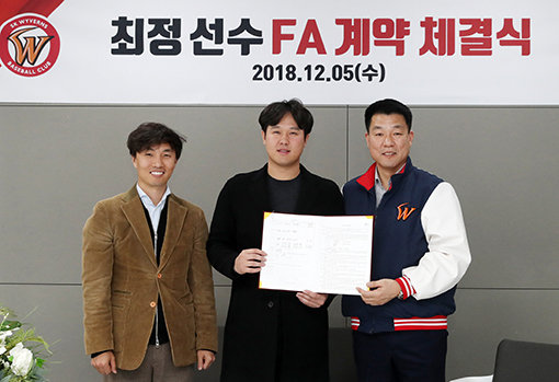 SK 최정이 SK 와이번스와 FA 6년 계약을 맺었다. 사진제공｜SK 와이번스