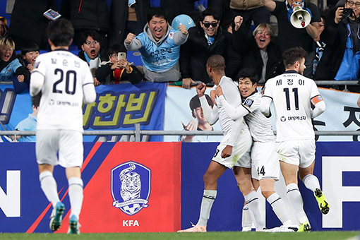 대구FC 에드가(왼쪽 두 번째)가 5일 울산 문수경기장에서 열린 울산 현대와의 ‘2018 KEB하나은행 FA컵’ 결승 1차전에서 
1-1로 맞선 후반 42분 헤딩 결승골을 뽑은 뒤 팬들에게 달려가 세리머니를 펼치고 있다. 사진제공｜대한축구협회