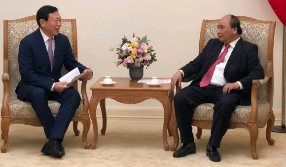 신동빈 롯데그룹 회장(왼쪽)이 4일 베트남 하노이의 정부청사에서 응우옌쑤언푹 베트남 총리를 만나 이야기를 나누고 있다. 롯데지주 제공