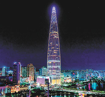 117∼123층 전망대 ‘서울스카이’가 위치한 롯데월드타워 야경 모습.
