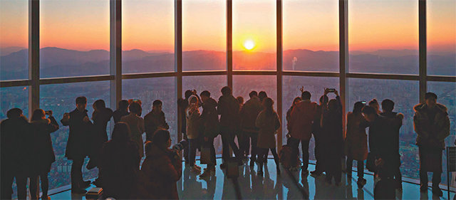 서울스카이 117층 세계 최고 높이에 설치된 투명 유리 바닥 ‘스카이데크’에서 남한산성을 바라보며 맞는 새해 일출.