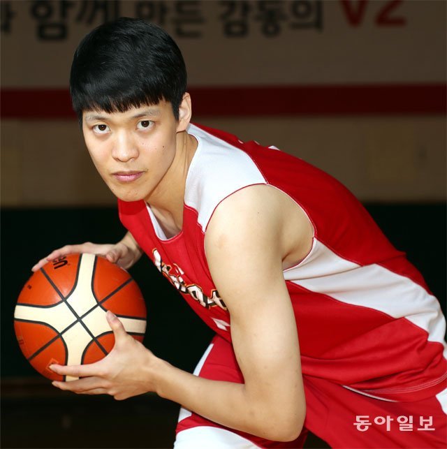대표팀 주전 가드로 활약하는 SK 김선형은 “내년 농구월드컵에서 일단 1승을 목표로 도전하겠다”고 각오를 다졌다. 용인=최혁중 기자 sajinman@donga.com